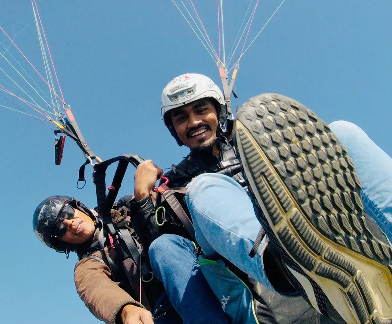 Le passager et le pilote en vol biplace, vus depuis la perche