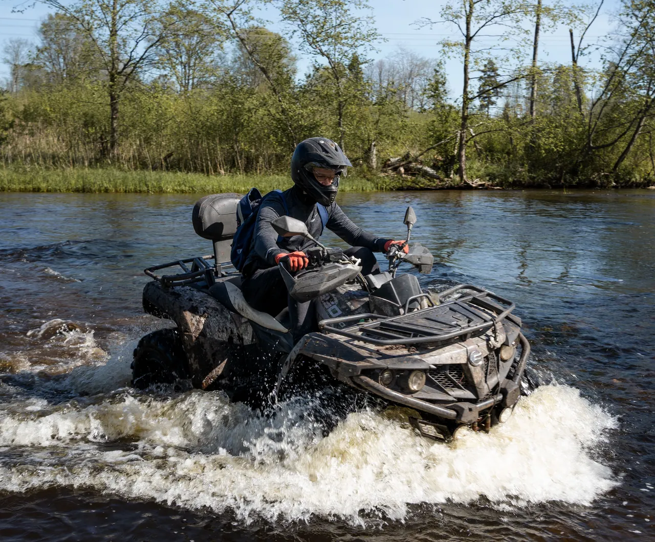 Un quad au passage du gué, projection d'eau