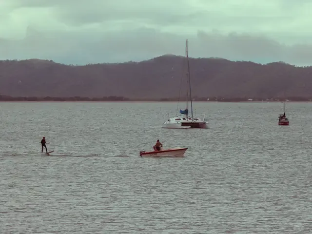 Le lac au calme en fin de journée, un bateau au loin